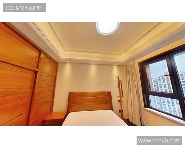 外国足球明星驾驶豪车巡游城市展现风采与魅力